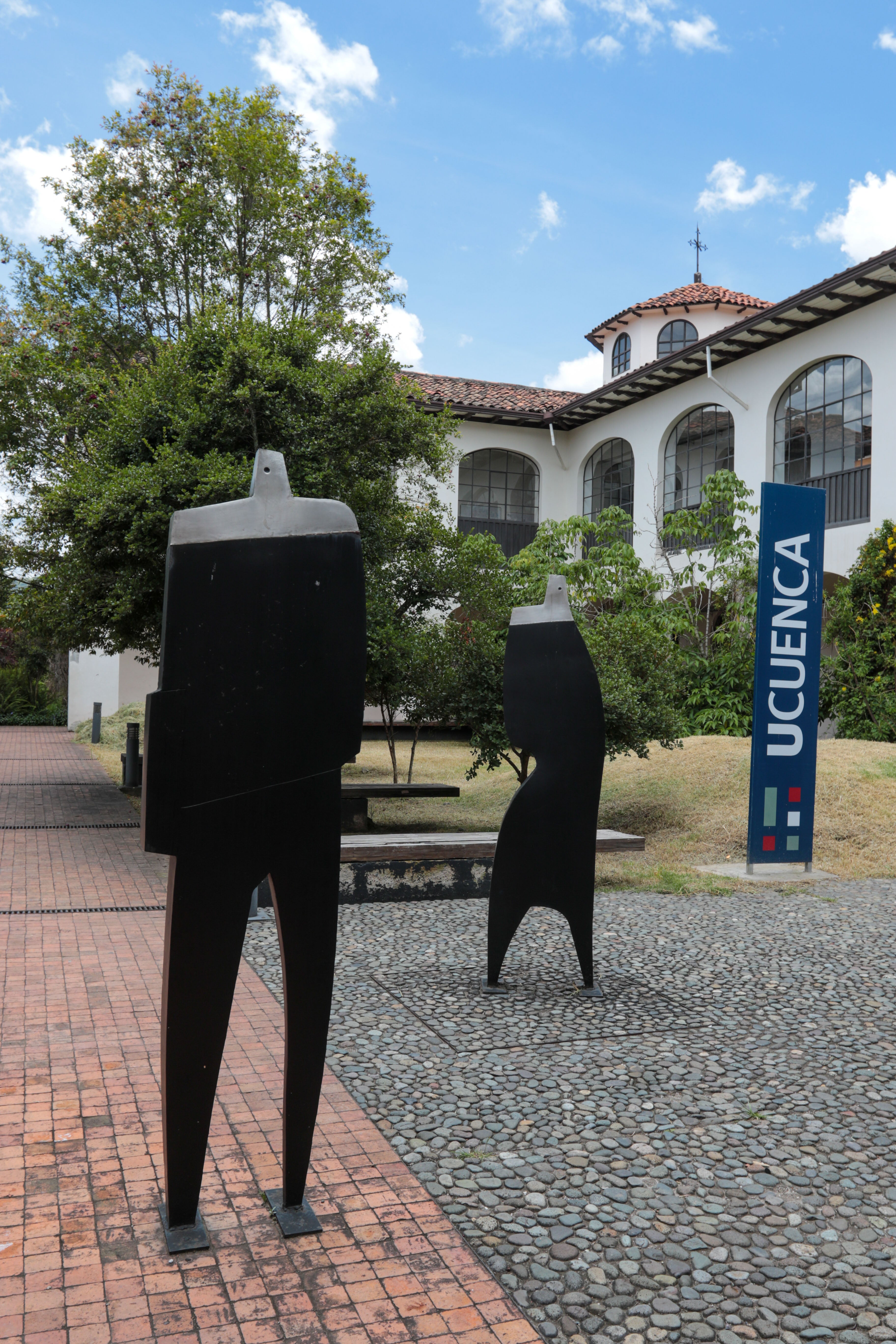 Los Estudiantes — conjunto escultórico monumental, Universidad de Cuenca